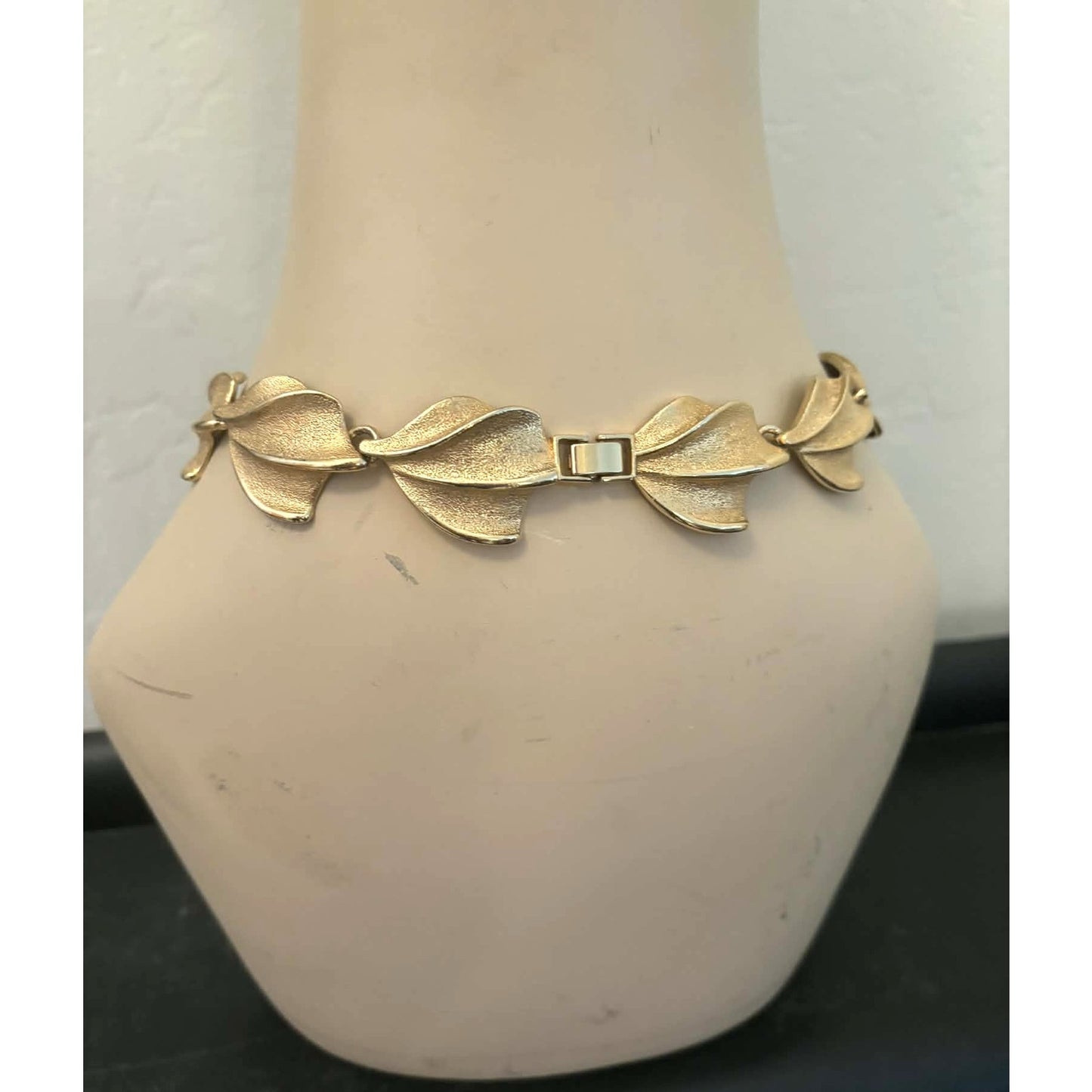 ONLY ONE!!! Vintage 60s Gold Tone Leaf Link Choker Necklace Textured Sculptural Collar