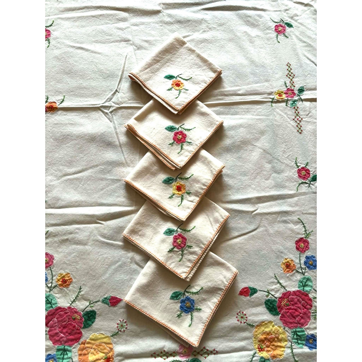 ONLY ONE!!! Vintage 1950s Embroidered Floral Tablecloth w/5 Napkins