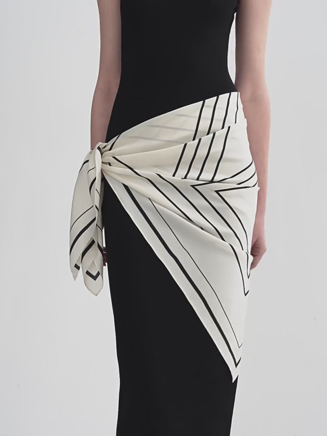 Stretch Silk Geometric Print Scarf – Luxe Mulberry Silk Blend ✨🧣