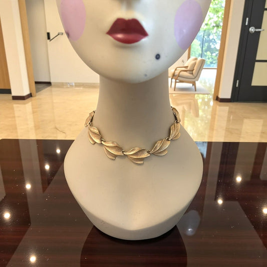 ONLY ONE!!! Vintage 60s Gold Tone Leaf Link Choker Necklace Textured Sculptural Collar
