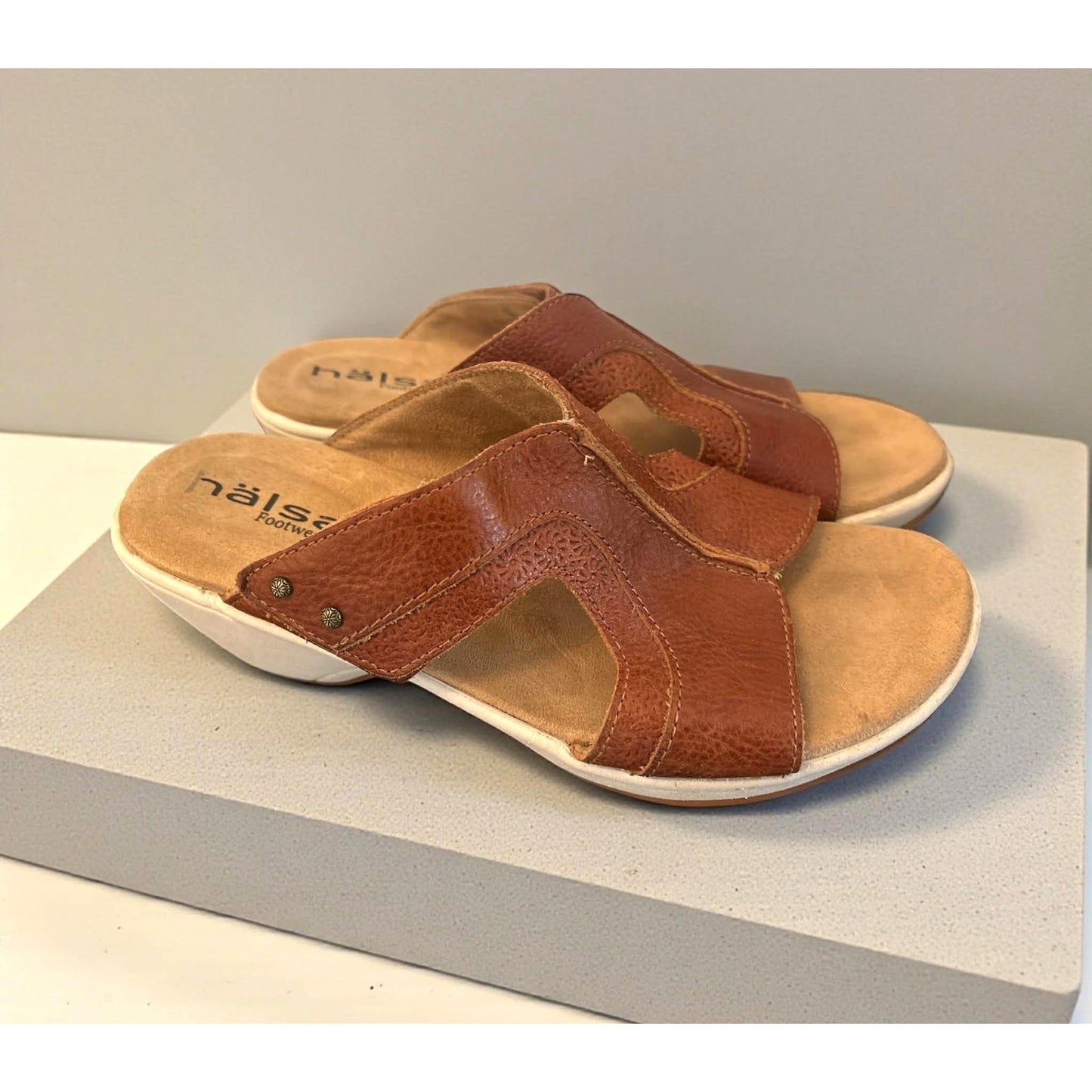 Hälsa Footwear “Cassandra” Leather Comfort Wedge Sandals – Size 8.5M