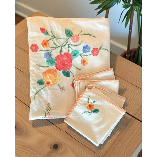 ONLY ONE!!! Vintage 1950s Embroidered Floral Tablecloth w/5 Napkins
