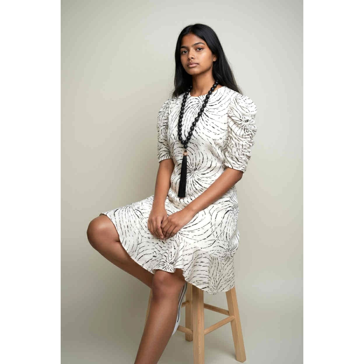 ONLY ONE!!! Vintage 80s Liz Roberts Black & White Dress Puffy Sleeves & Ruffle Hem ~ Size 7/8