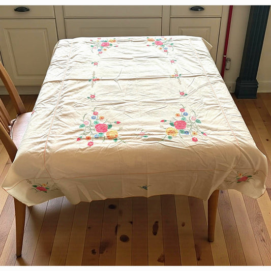 ONLY ONE!!! Vintage 1950s Embroidered Floral Tablecloth w/5 Napkins