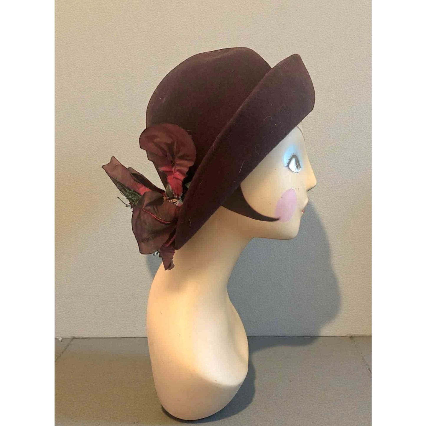 ONLY ONE!!! Vintage 1950s Women's Betmar Wool Felt Cloche Hat Brown Floral Trim