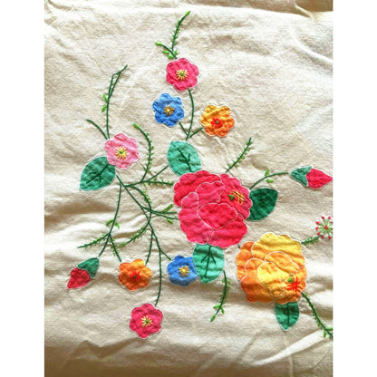 ONLY ONE!!! Vintage 1950s Embroidered Floral Tablecloth w/5 Napkins