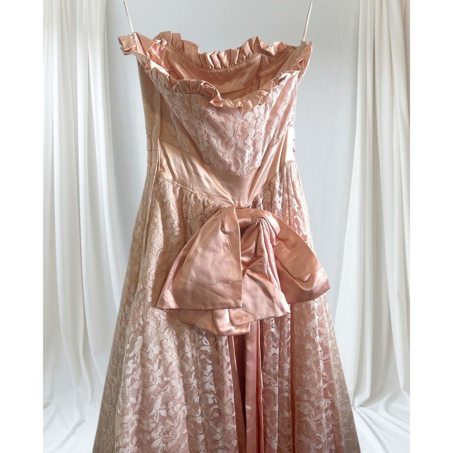 ONLY ONE!!! Vintage 1970s Gunne Sax Pink Lace Strapless Gown with Satin Bow – Size 3