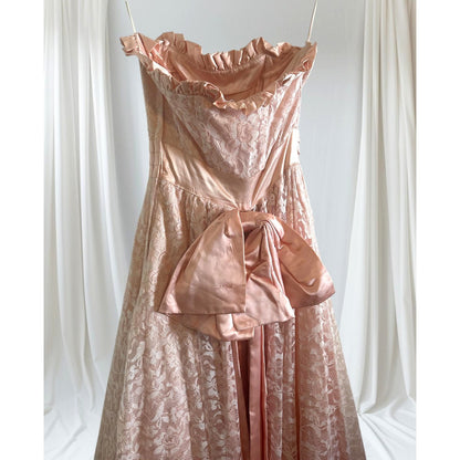 ONLY ONE!!! Vintage 1970s Gunne Sax Pink Lace Strapless Gown with Satin Bow – Size 3