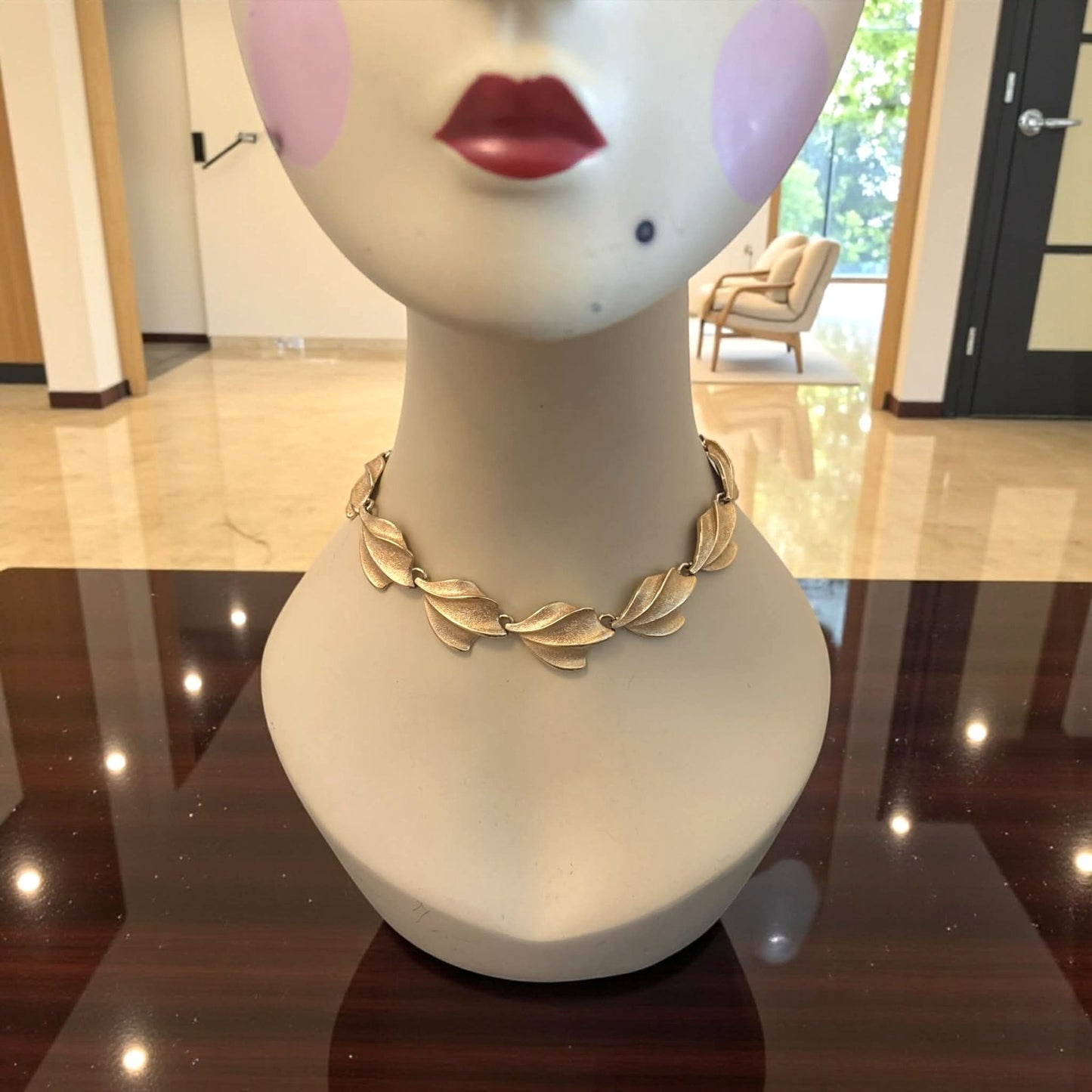 ONLY ONE!!! Vintage 60s Gold Tone Leaf Link Choker Necklace Textured Sculptural Collar