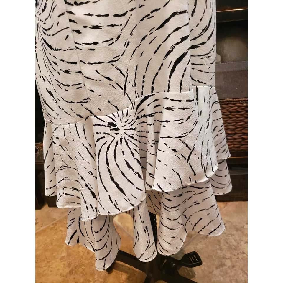 ONLY ONE!!! Vintage 80s Liz Roberts Black & White Dress Puffy Sleeves & Ruffle Hem ~ Size 7/8